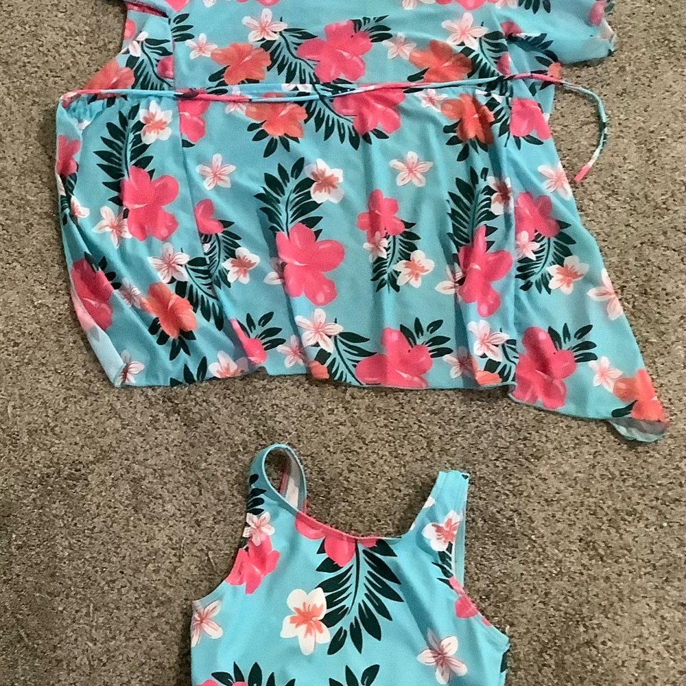 Super cute girls swimsuit top with coverup.